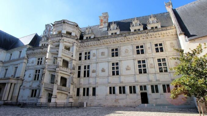 Château de Blois: Fassade und Treppenhaus © burgen.de