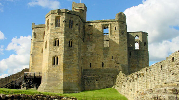 Warkworth-Castle_0096_frontal-2