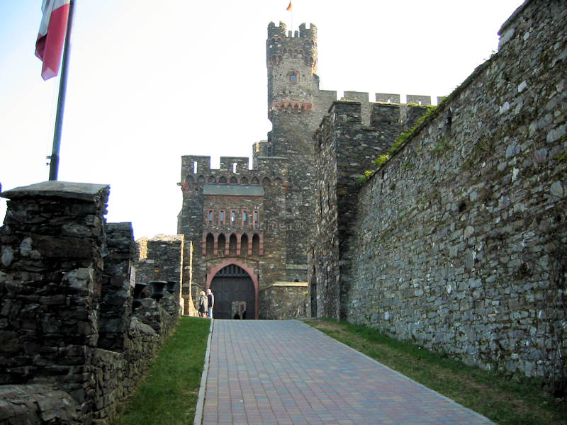 Burg Reichenstein, Rheinland-Pfalz; Aufgang zur Burg