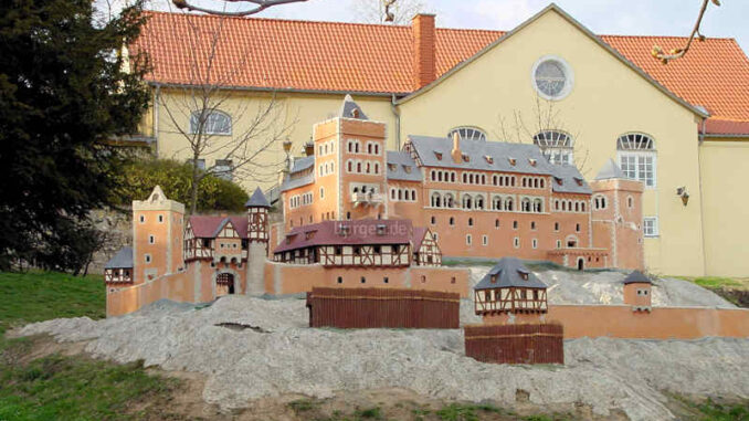 Burg-Anhalt_0078_Modell
