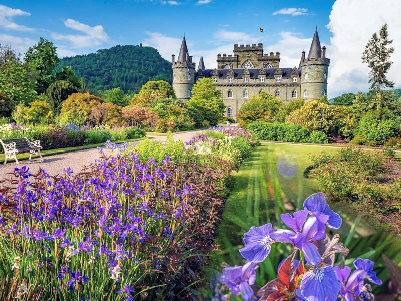 Blick zum Schloss durch den Park © Inverary Castle