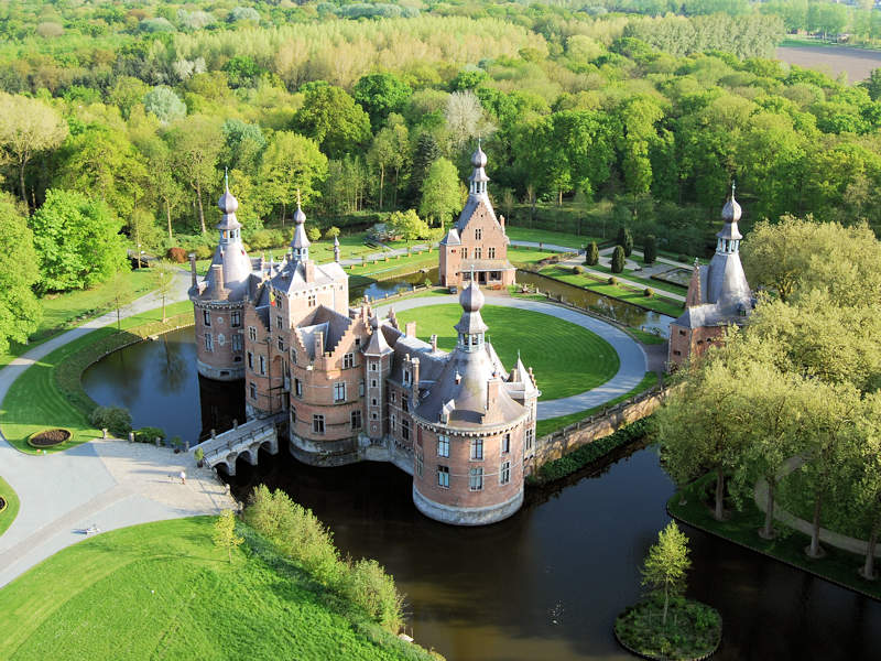 Chateau Ooidonk - Luftbild Vorderseite © Henry Roodenbeke