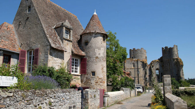 Chateau-de-Bourbon-L-Archambault_Kanonikerhaus_c-Chateau-de-Bourbon-L-Archambault_800