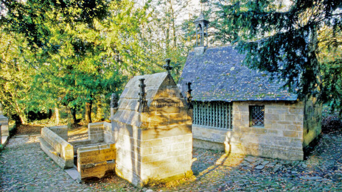 L-Abbaye-de-Daoulas_Oratorium-und-Brunnen_c-Bernard-Galeron_800