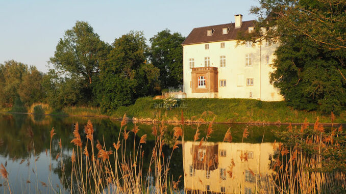 Burg-Boetzelaer_Burg-im-Abendlicht_c-Burg-Boetzelaer_800