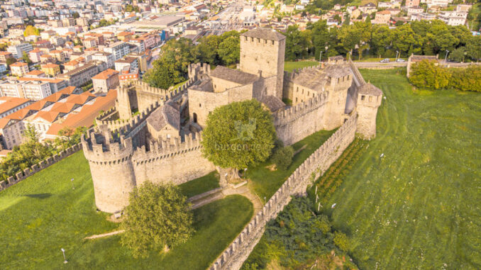 Castello-di-Montebello_Luftaufnahme_c-Redesign_800