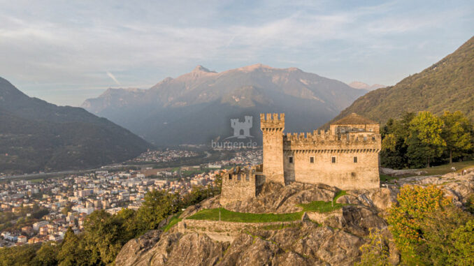 Castello-di-Sasso-Corbaro_Luftaufnahmer_c-Redesign_800