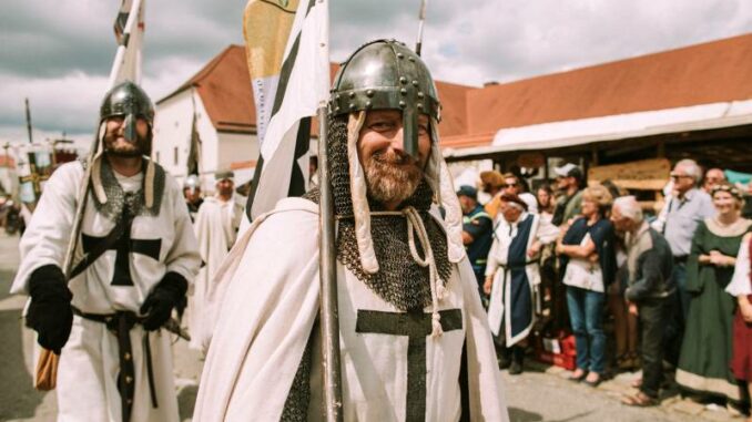 Teilnehmer am historische Festzug am Sonntag © Markt Arnstorf